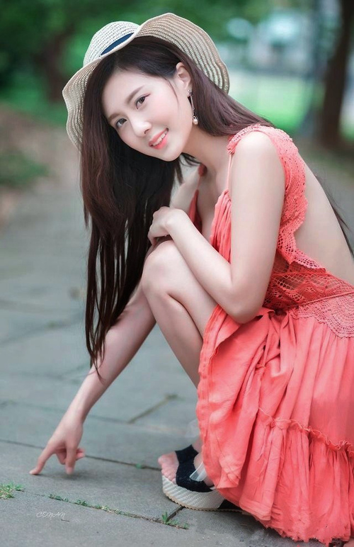 轻艇马拉松鸣枪,选手湖中竞风流,赛艇马拉松